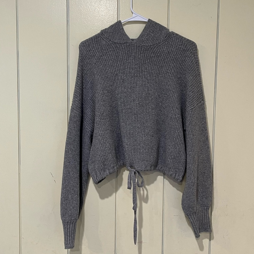 American Eagle Outfitters Women’s Gray Cropped Off the Shoulder Sweater. Size M.